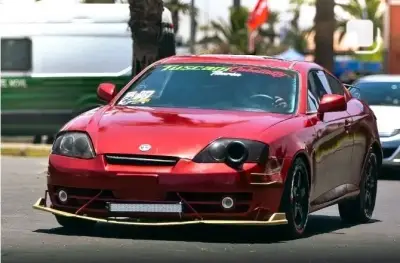 Auto deportivo rojo modificado en buen estado - miniatura 1