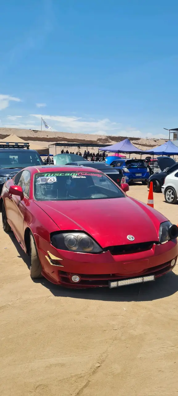 Auto deportivo rojo modificado en buen estado - 2