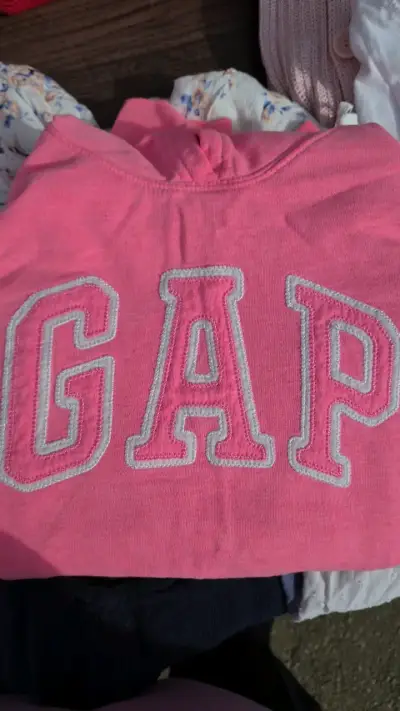 Polerón rosado con capucha GAP para mujer - miniatura 1