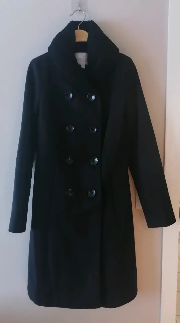 Abrigo negro con cuello tejido para mujer - 1