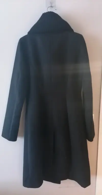 Abrigo negro con cuello tejido para mujer - miniatura 2