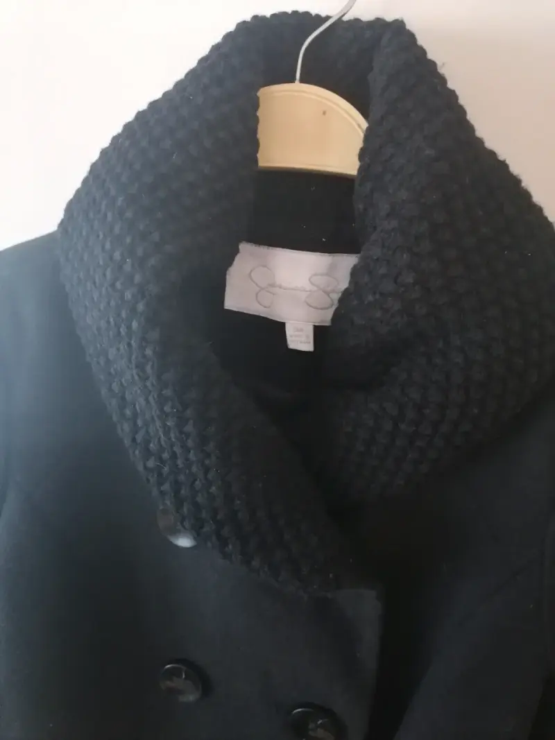 Abrigo negro con cuello tejido para mujer - 3