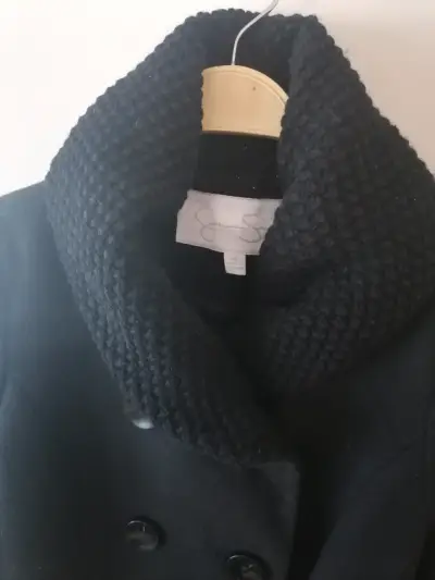 Abrigo negro con cuello tejido para mujer - miniatura 3