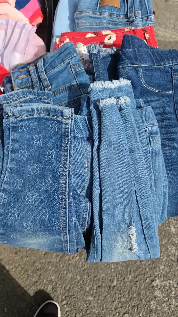 Lote de jeans para niños con diseño variado - 1