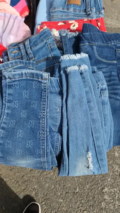 Lote de jeans para niños con diseño variado - miniatura 1