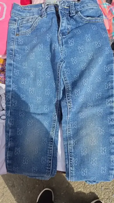 Lote de jeans para niños con diseño variado - miniatura 2