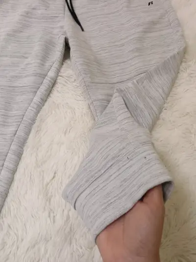 Pantalones deportivos grises con cordón ajustable - miniatura 2