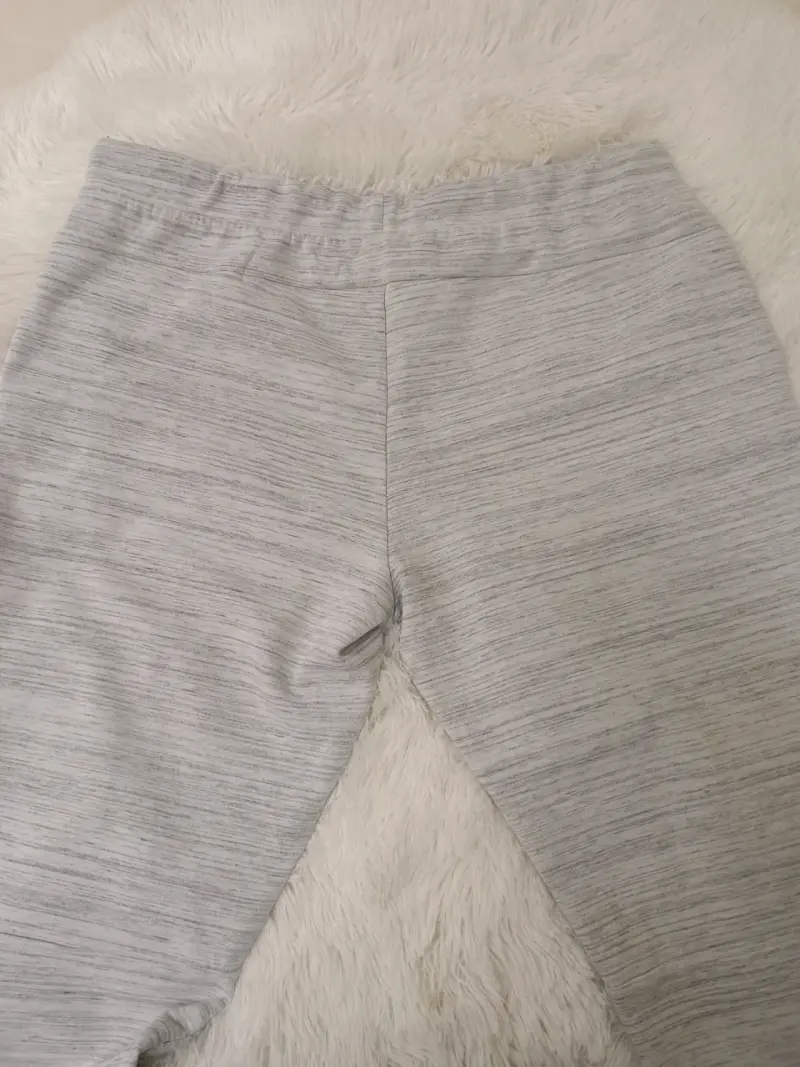 Pantalones deportivos grises con cordón ajustable - 4