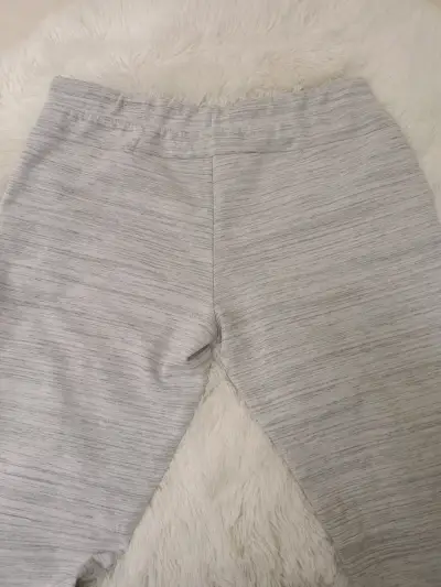 Pantalones deportivos grises con cordón ajustable - miniatura 4