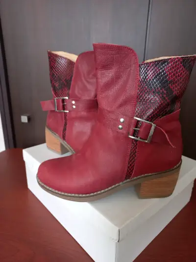 Botines de cuero rojos con diseño de serpiente - miniatura 1