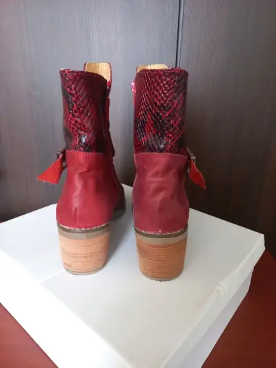 Botines de cuero rojos con diseño de serpiente - miniatura 2