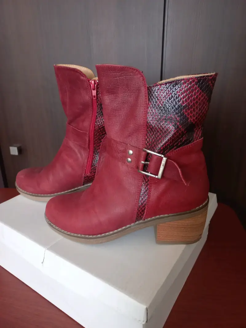 Botines de cuero rojos con diseño de serpiente - 3