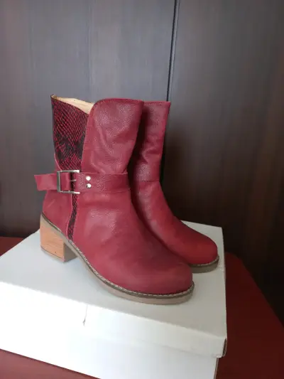 Botines de cuero rojos con diseño de serpiente - miniatura 6