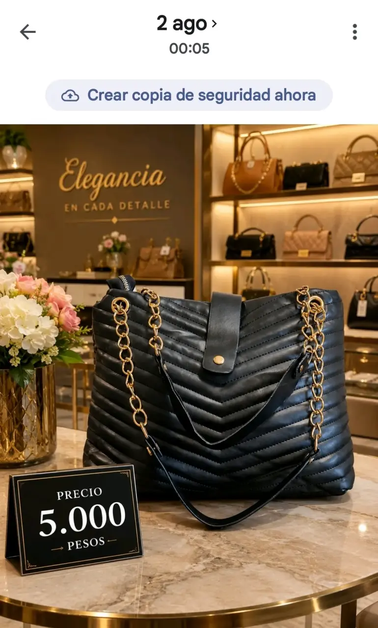 Cartera negra con cadena dorada elegante