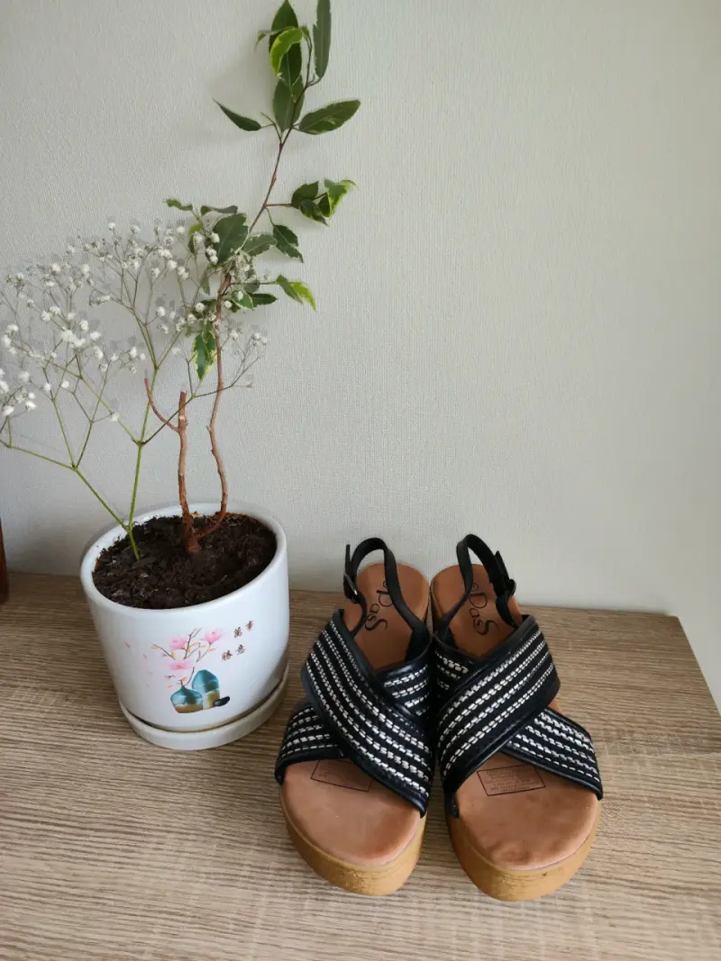 Sandalias negras con plataforma y diseño trenzado - 2