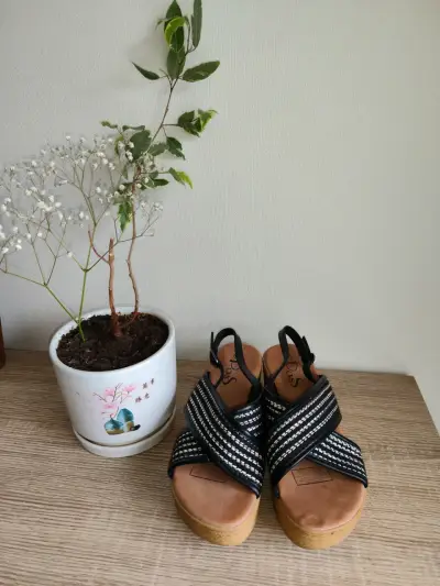 Sandalias negras con plataforma y diseño trenzado - miniatura 2