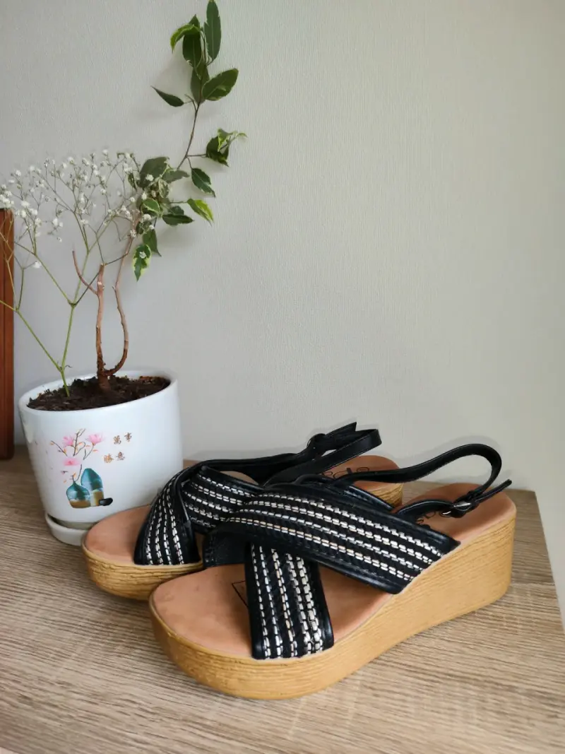 Sandalias negras con plataforma y diseño trenzado - 3