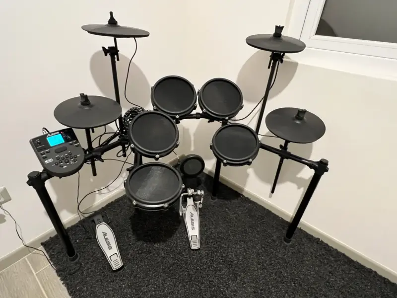 Batería Electrónica Alesis Nitro Mesh Kit + - 1