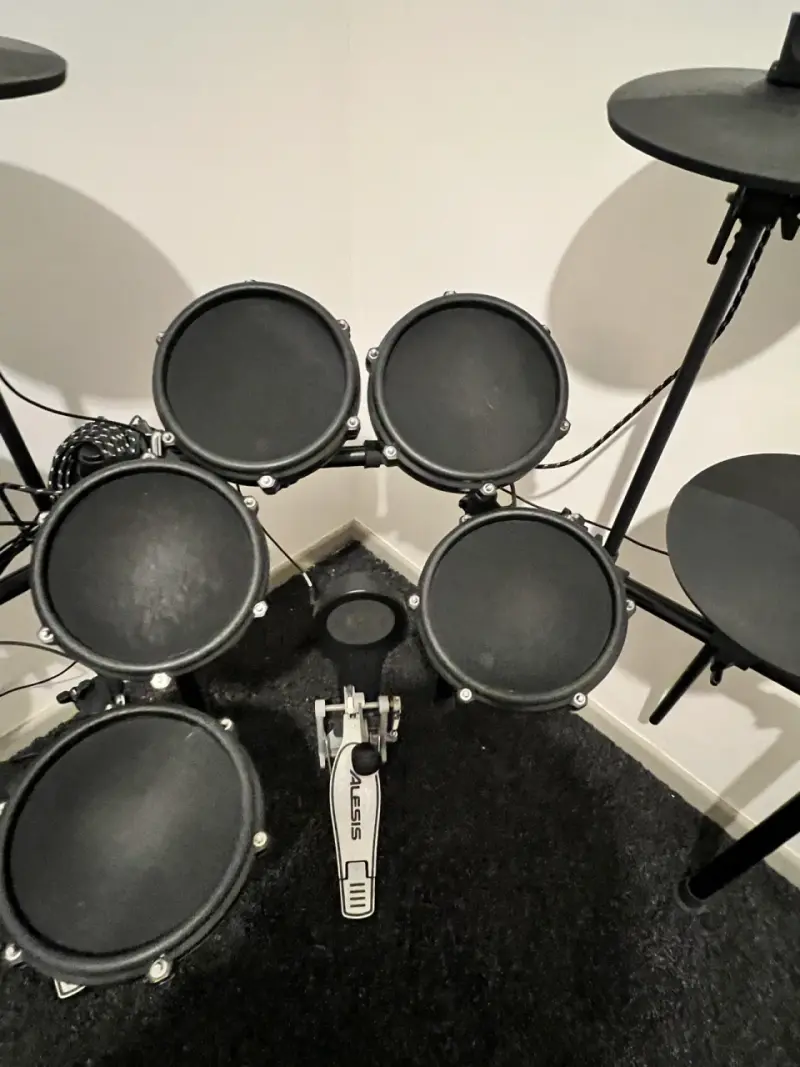 Batería Electrónica Alesis Nitro Mesh Kit + - 4