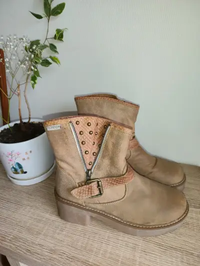 Botines de cuero beige con cierre y hebilla - miniatura 1