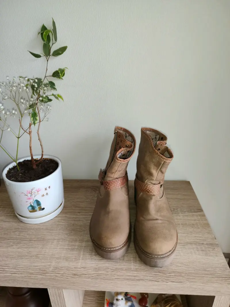 Botines de cuero beige con cierre y hebilla - 2