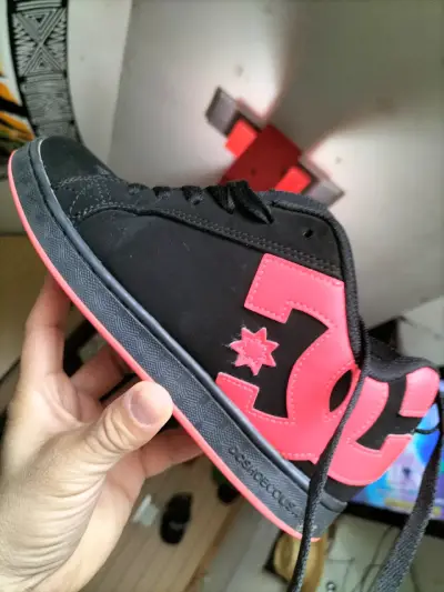 Zapatillas DC Shoes negras y rojas para hombre - miniatura 1