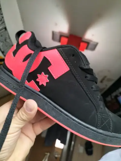 Zapatillas DC Shoes negras y rojas para hombre - miniatura 5