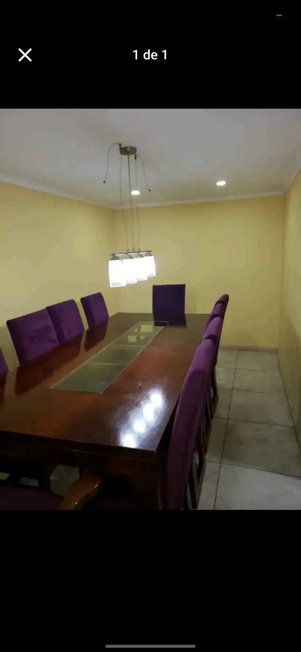 Mesa de comedor grande con sillas moradas - 1
