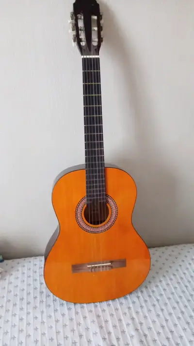 Guitarra clásica de madera en buen estado - miniatura 1