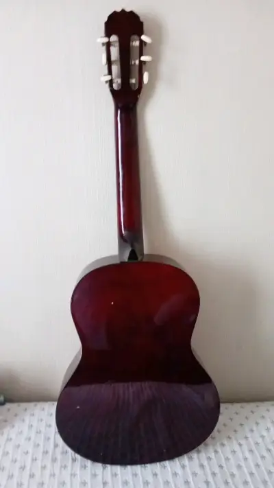 Guitarra clásica de madera en buen estado - miniatura 2
