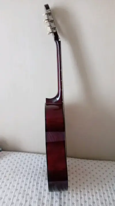 Guitarra clásica de madera en buen estado - miniatura 3