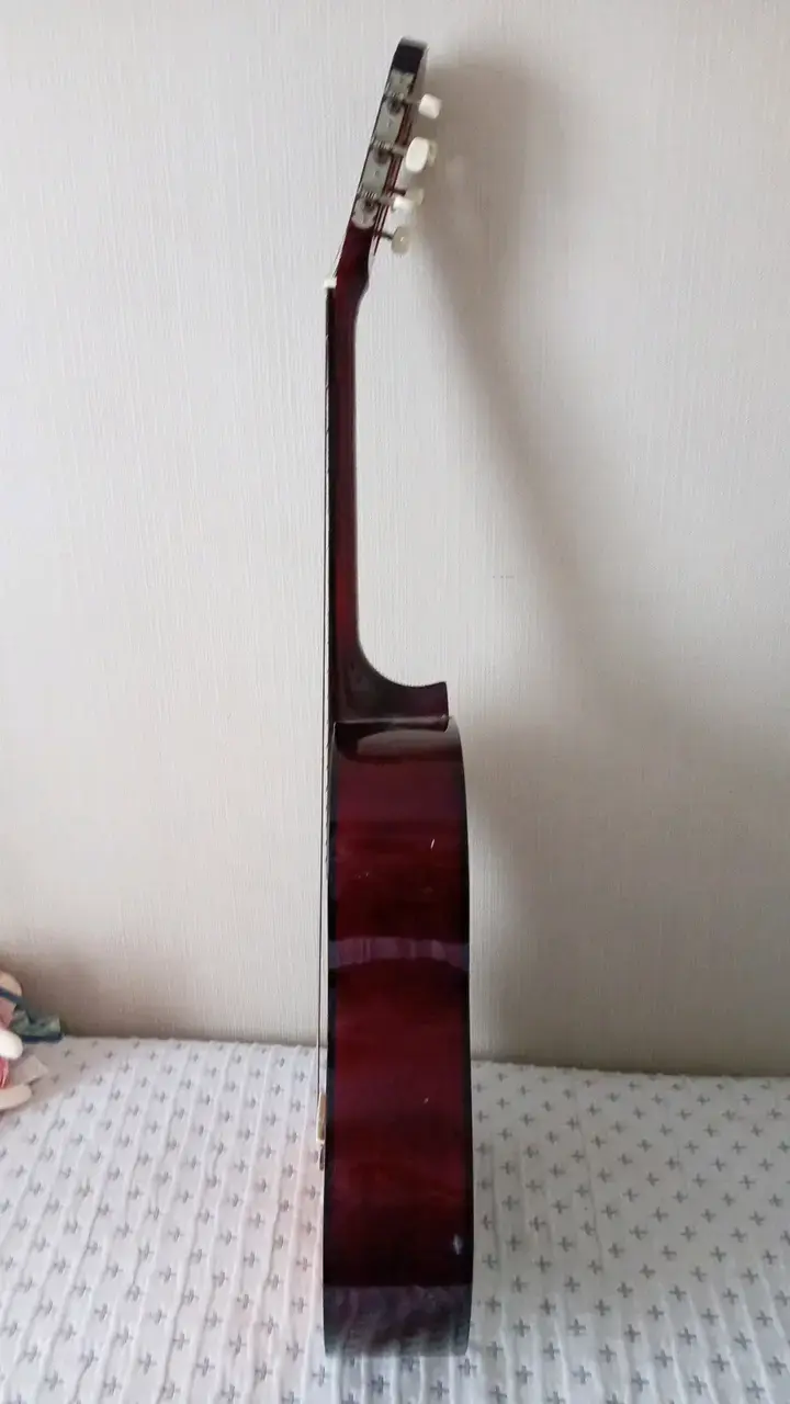 Guitarra clásica de madera en buen estado - 4