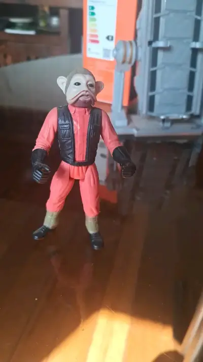 Figura de acción vintage con traje naranja - miniatura 1