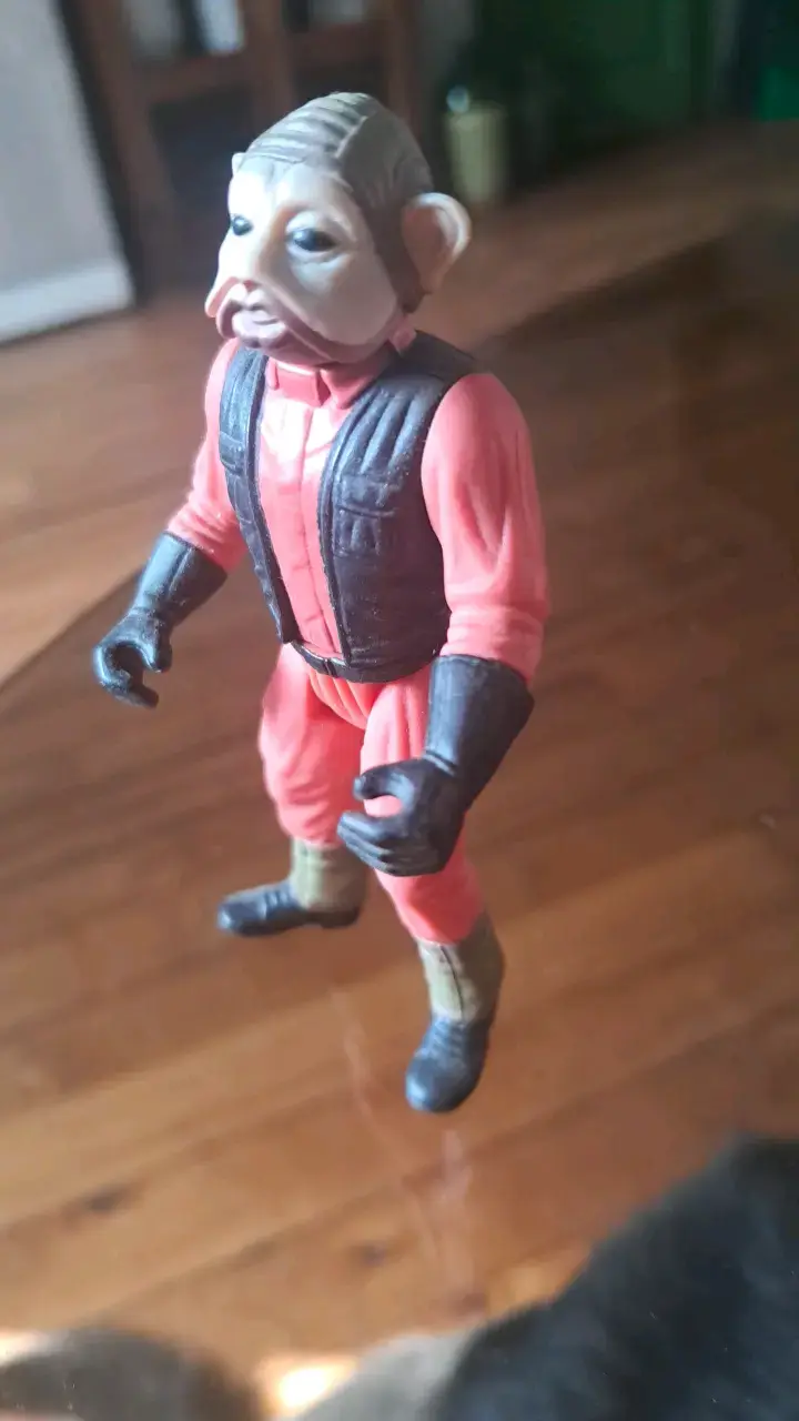 Figura de acción vintage con traje naranja - 2