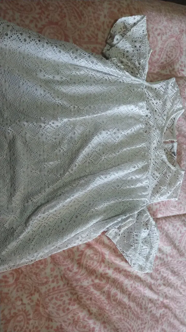 Vestido blanco de encaje con mangas cortas