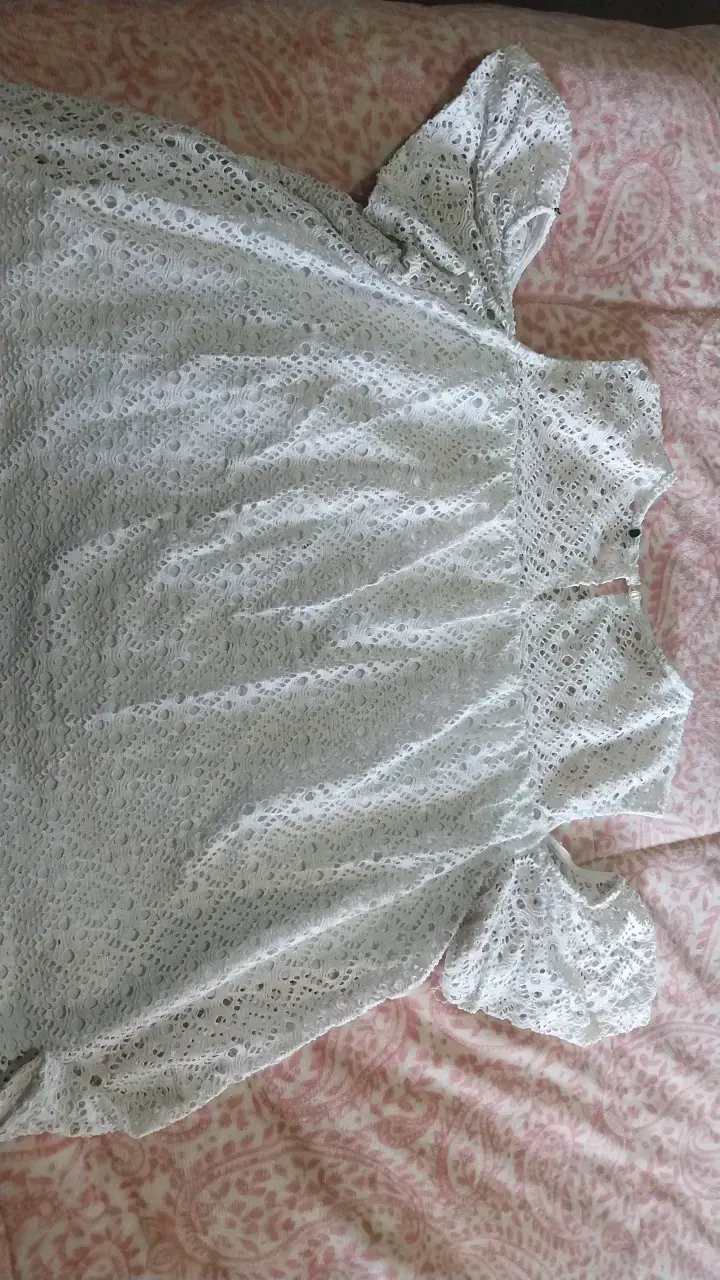Vestido blanco de encaje con mangas cortas - 2