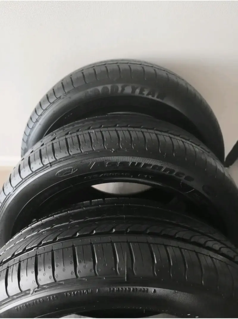 Tres neumáticos Goodyear cuasi nuevos. 175/60R15