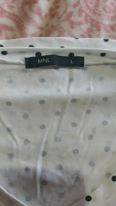 Polera blanca con lunares negros talla L - miniatura 2