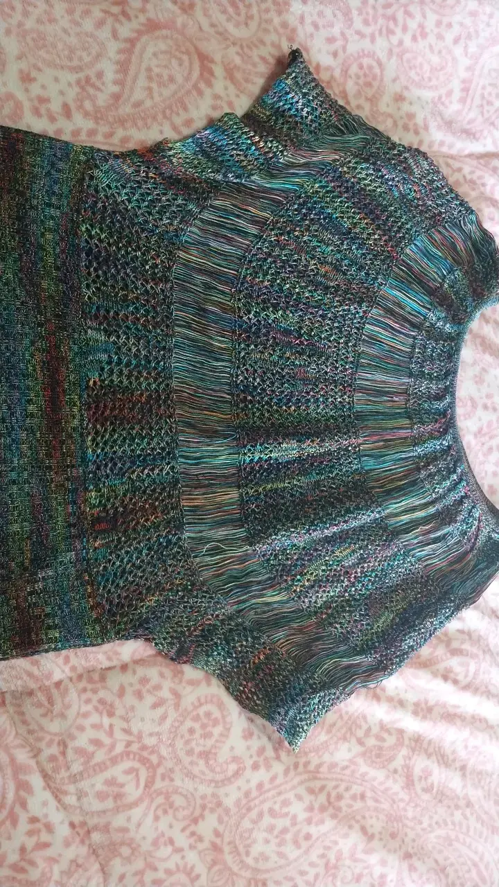 Suéter multicolor tejido a mano
