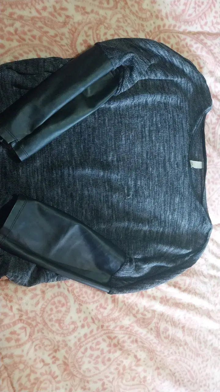 Polera gris con mangas de cuero sintético - 1