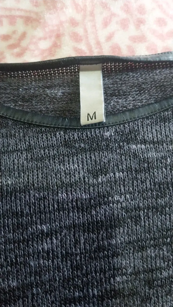 Polera gris con mangas de cuero sintético - 2