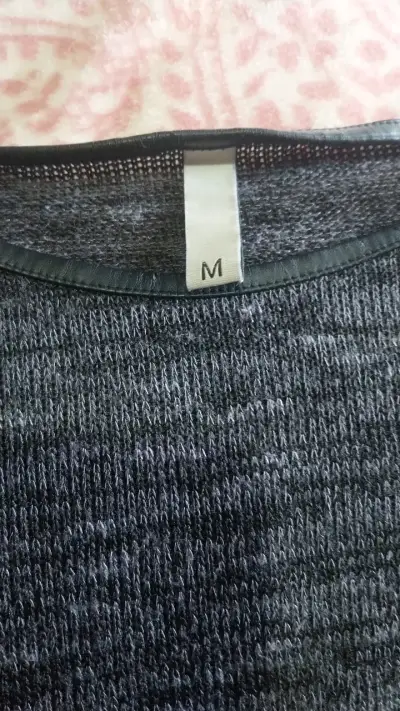 Polera gris con mangas de cuero sintético - miniatura 2