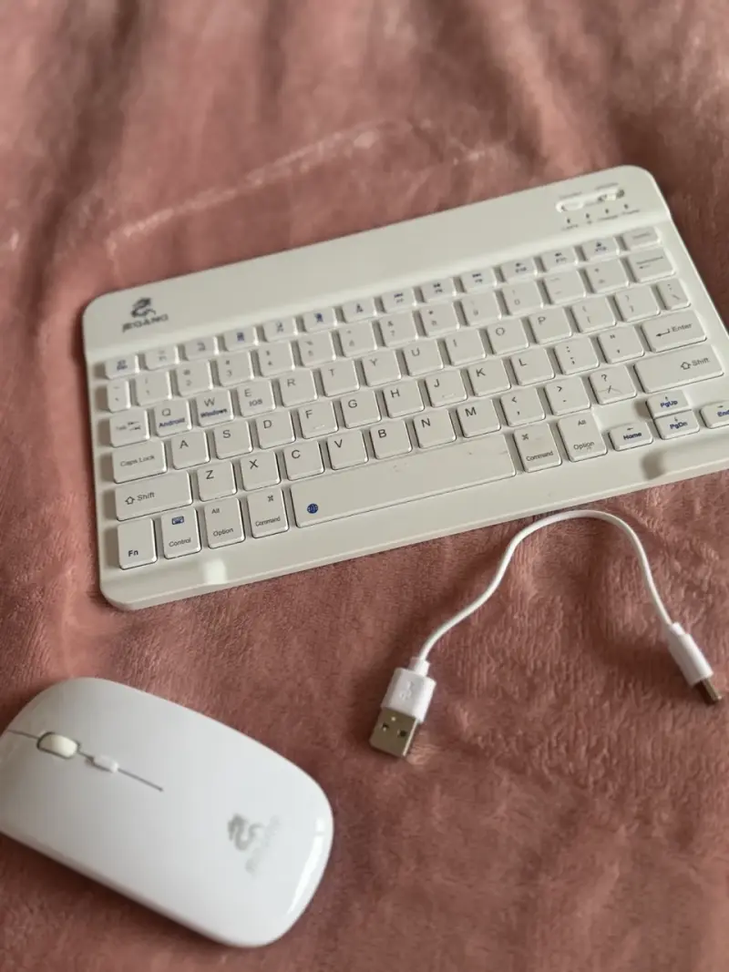 Teclado y mouse inalámbricos blancos con cable USB - 1