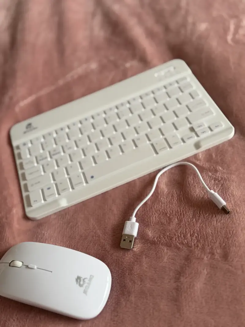 Teclado y mouse inalámbricos blancos con cable USB - 2