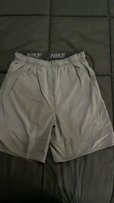 Shorts deportivos Nike Dri-Fit grises talla M - miniatura 1