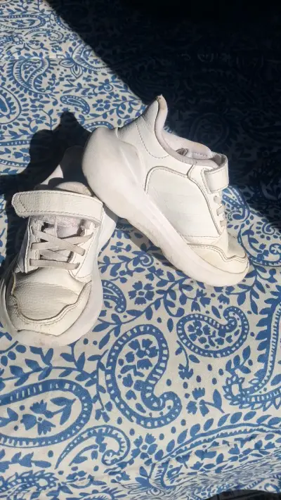 Zapatillas blancas para niños con velcro numero 28 - miniatura 1