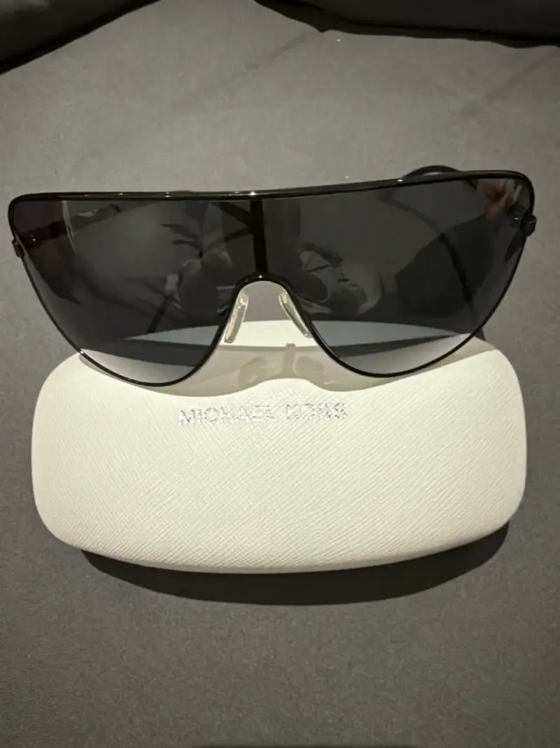 Gafas de sol Michael Kors negras con estuche - 1