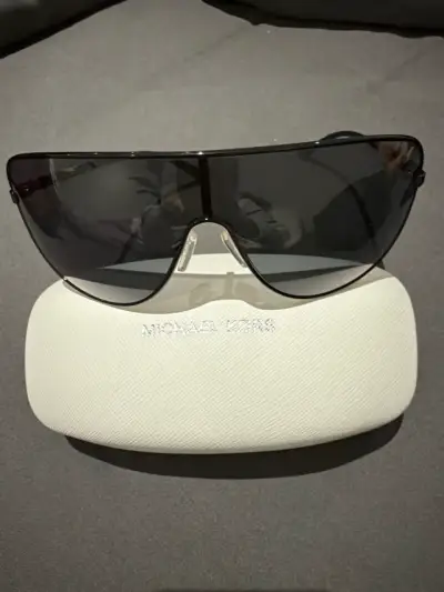 Gafas de sol Michael Kors negras con estuche - miniatura 1