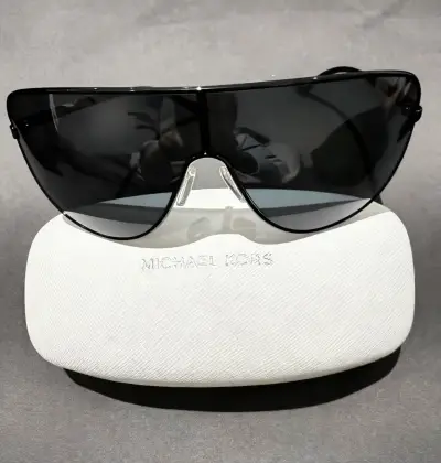 Gafas de sol Michael Kors negras con estuche - miniatura 2