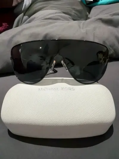 Gafas de sol Michael Kors negras con estuche - miniatura 3